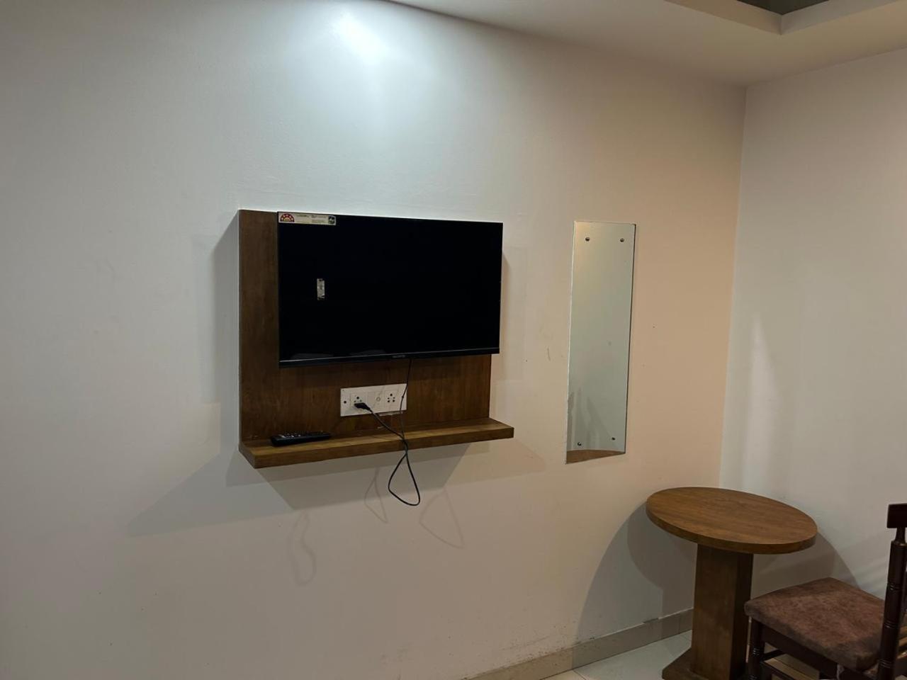 Hotel Yatri Niwas Delhi International Airport