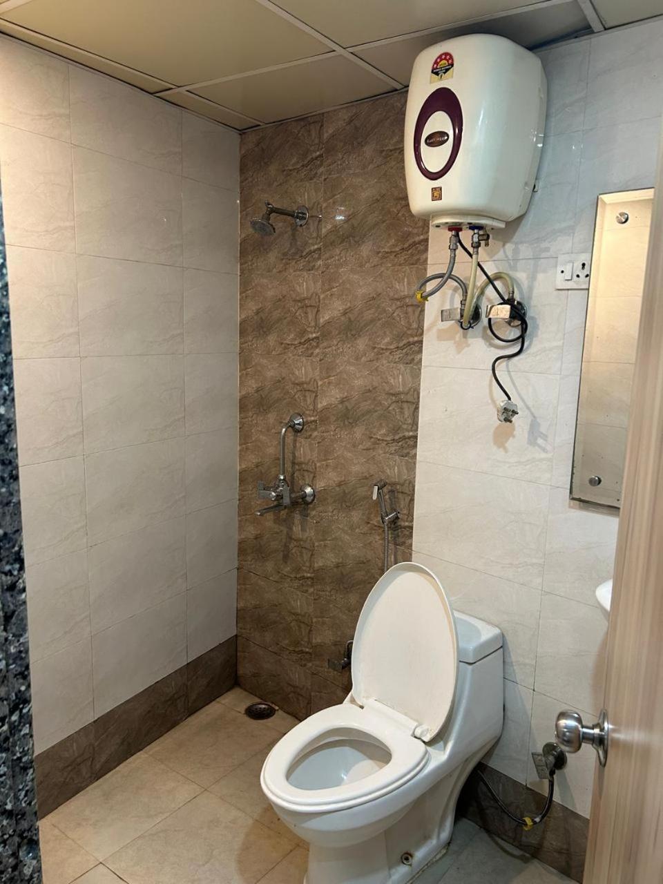 Hotel Yatri Niwas Delhi International Airport