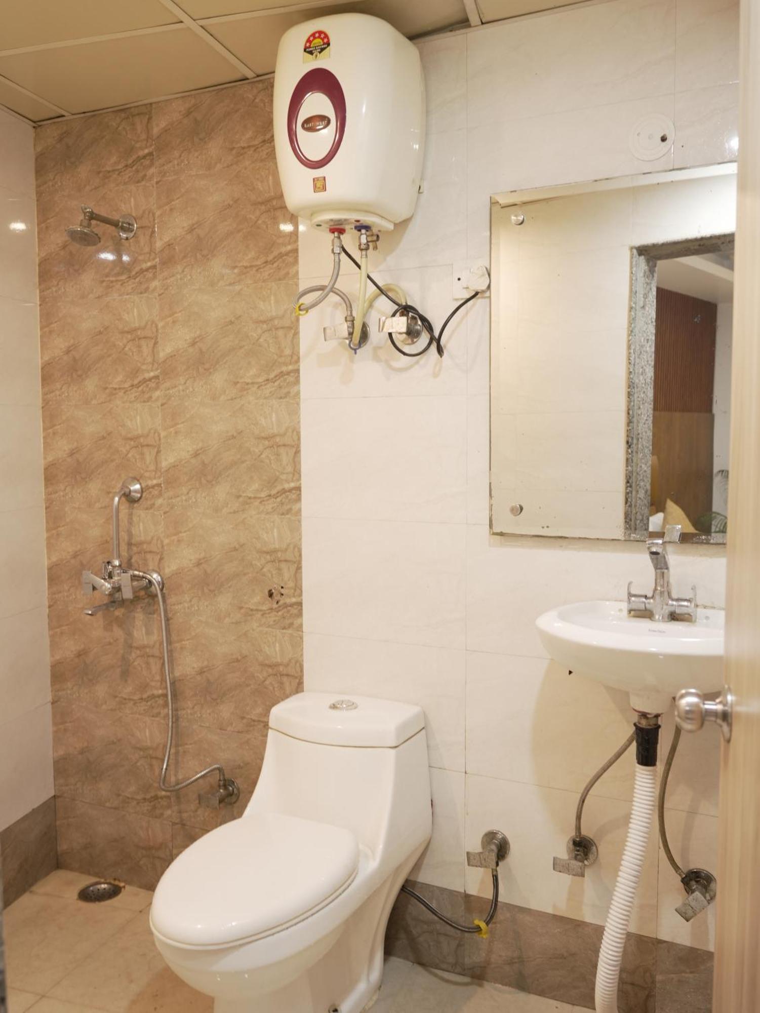 The Delhi International Airport Hotel 4*