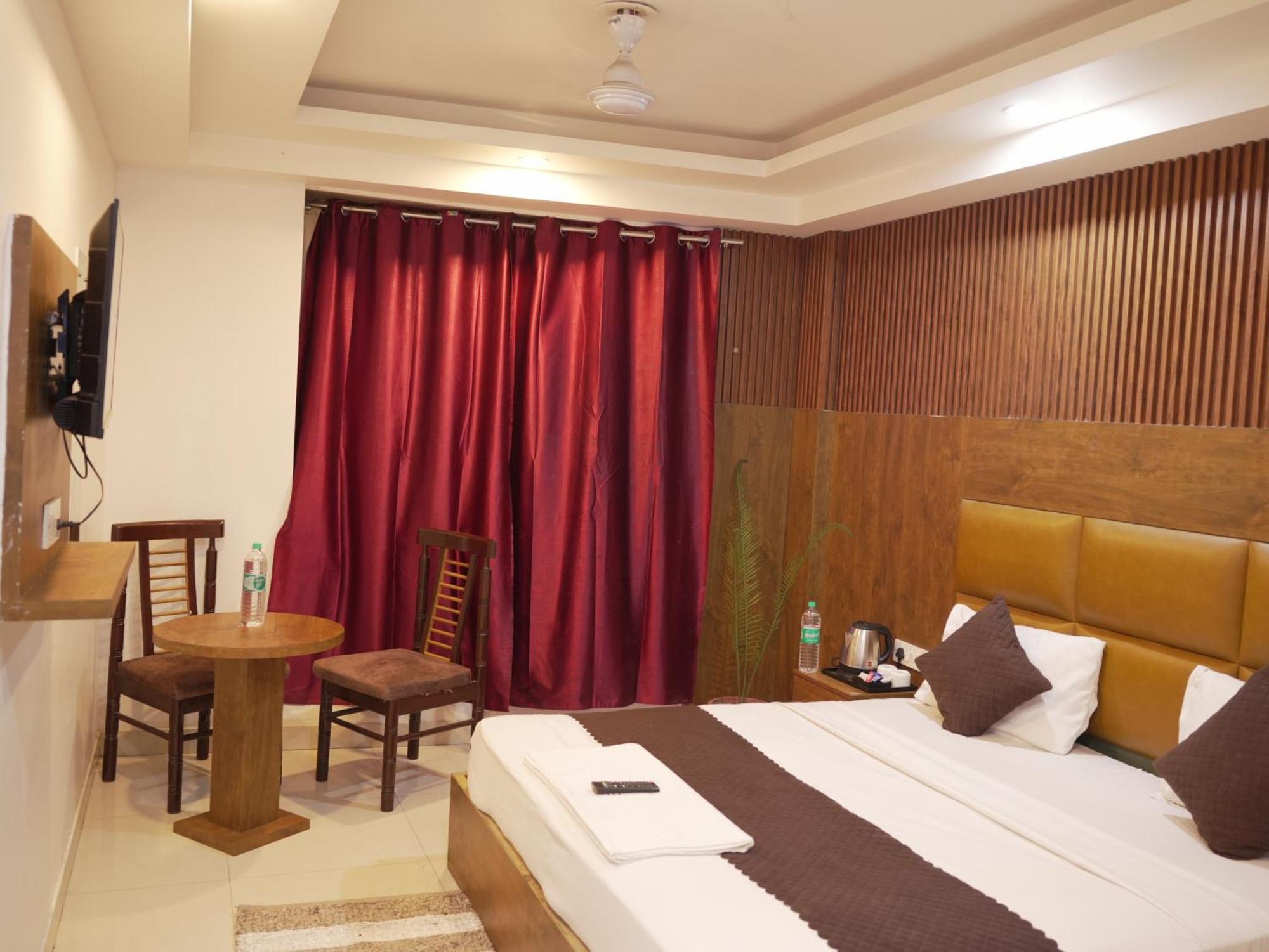 The Delhi International Airport Hotel 4*