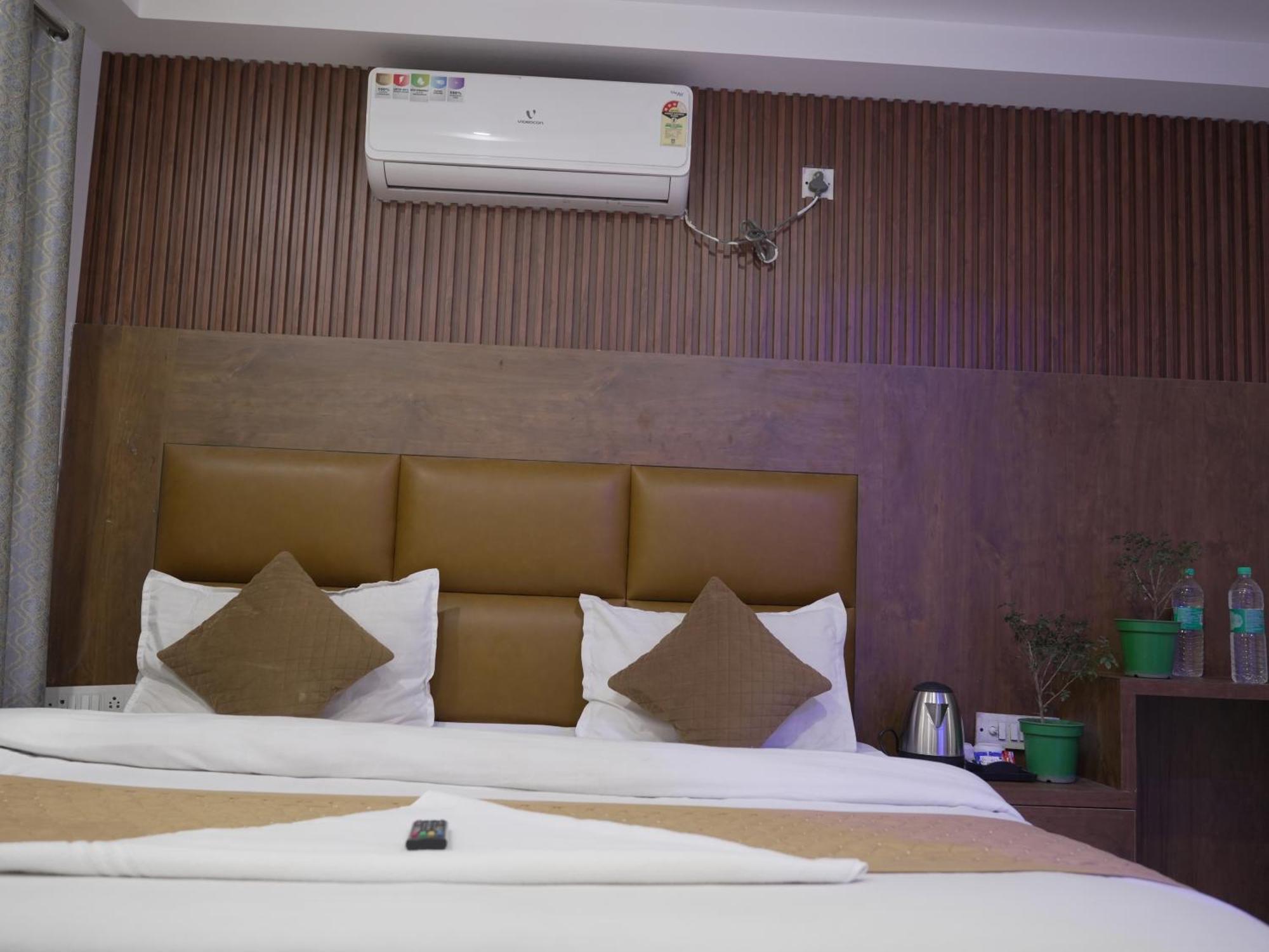 Hotel The Delhi International Airport 4*